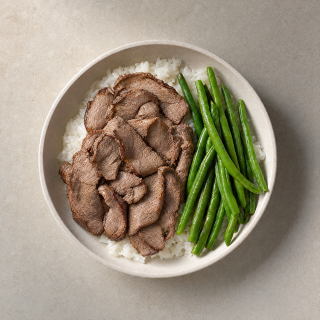 Roast beef rice bowl with green beans